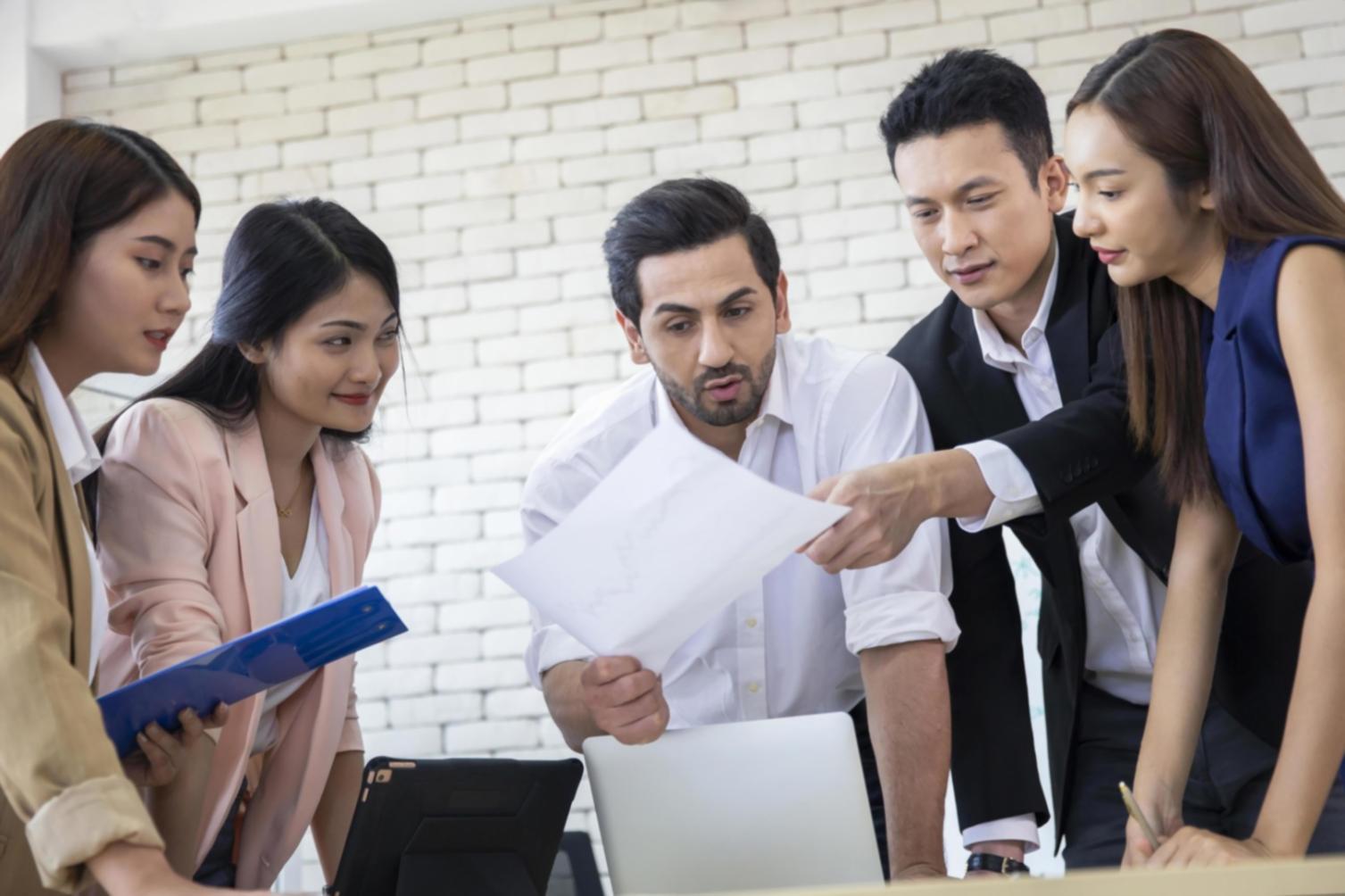 Salle de formation moderne avec écrans de données financières